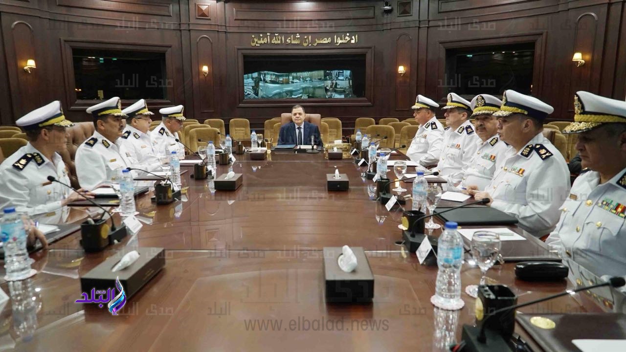 اللواء محمود توفيق وزير الداخلية مع مساعديه