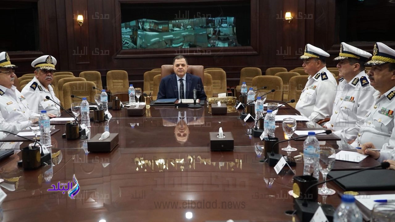 اللواء محمود توفيق وزير الداخلية مع مساعديه اللواء محمود توفيق وزير الداخلية مع مساعديه