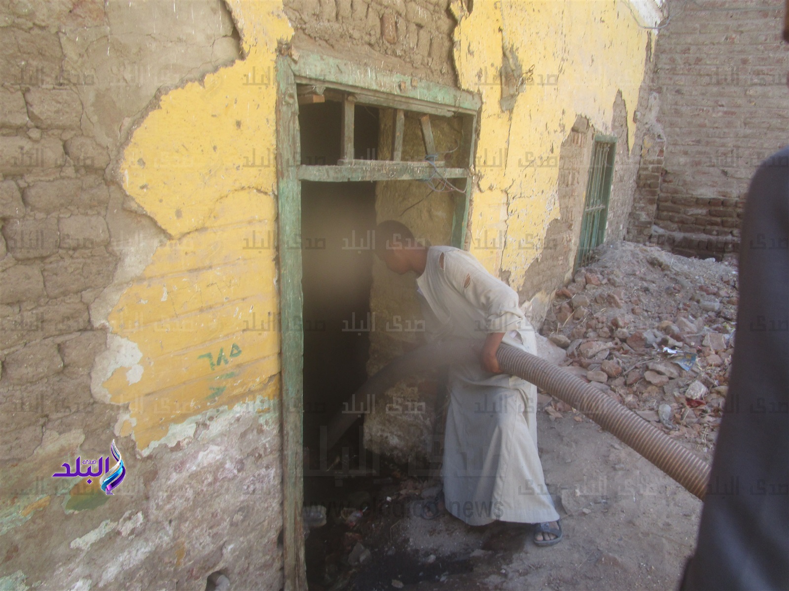 ظهور المياة الجوفية بقرية جنوب الاقصر و رئيس المدينة يتدخل