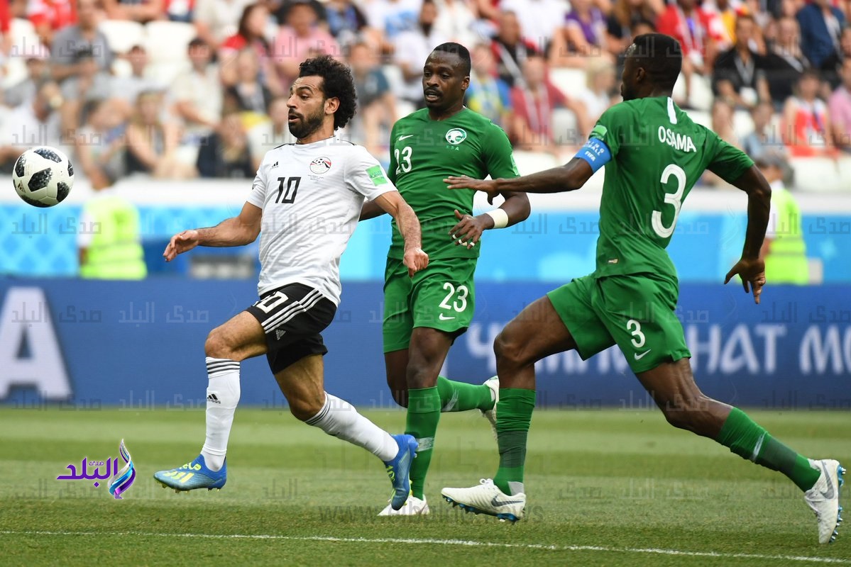 محمد صلاح وسط لاعبي منتخب السعودية محمد صلاح وسط لاعبي منتخب السعودية