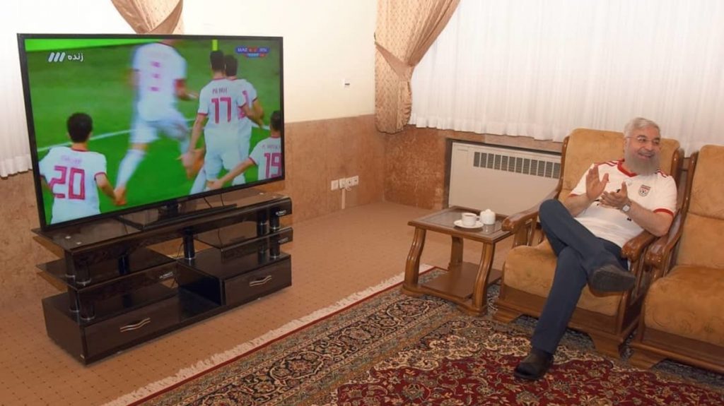 حسن روحاني رئيس إيران خلال مشاهدته مباراة بلاده أمام المغرب