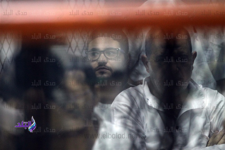 المتهمين داخل القفص