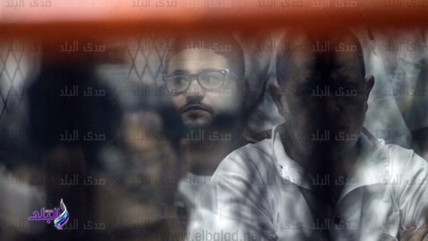 المتهمين داخل القفص