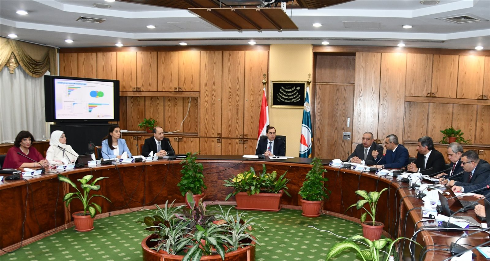 وزير البترول خلال الاجتماع وزير البترول خلال الاجتماع