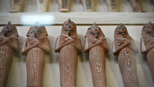 مطار القاهرة يستقبل 118 قطعة آثار مصرية مهربة إلى إيطاليا