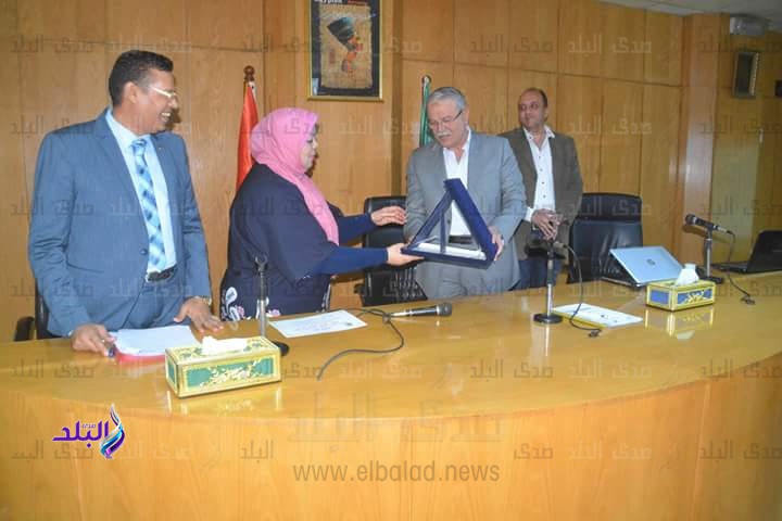 محافظ المنيا يكرم إدارة خدمة المواطنين