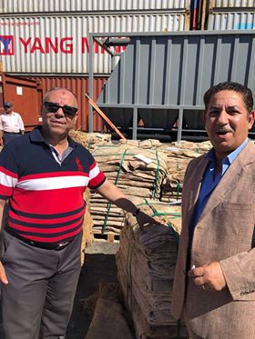 رجال الجمارك مع المضبوطات 