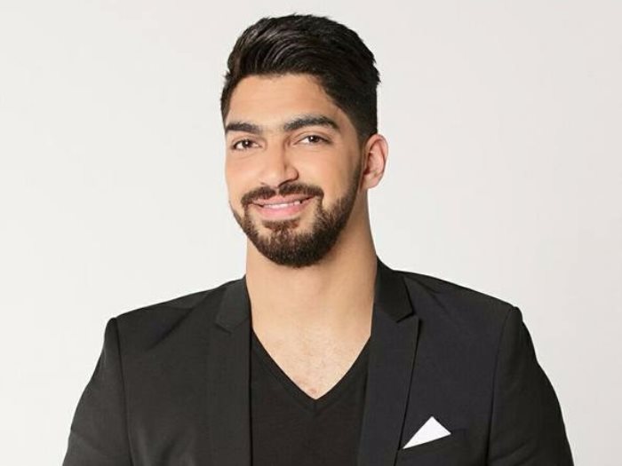 المطرب الشاب مينا عطا
