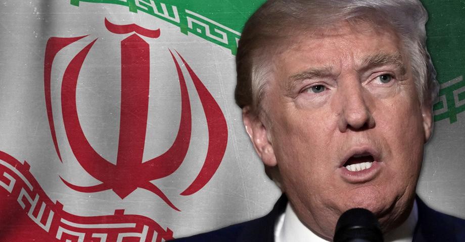 الرئيس الأمريكي دوالد ترامب وعلم إيران بالخلفية الرئيس الأمريكي دوالد ترامب وعلم إيران بالخلفية