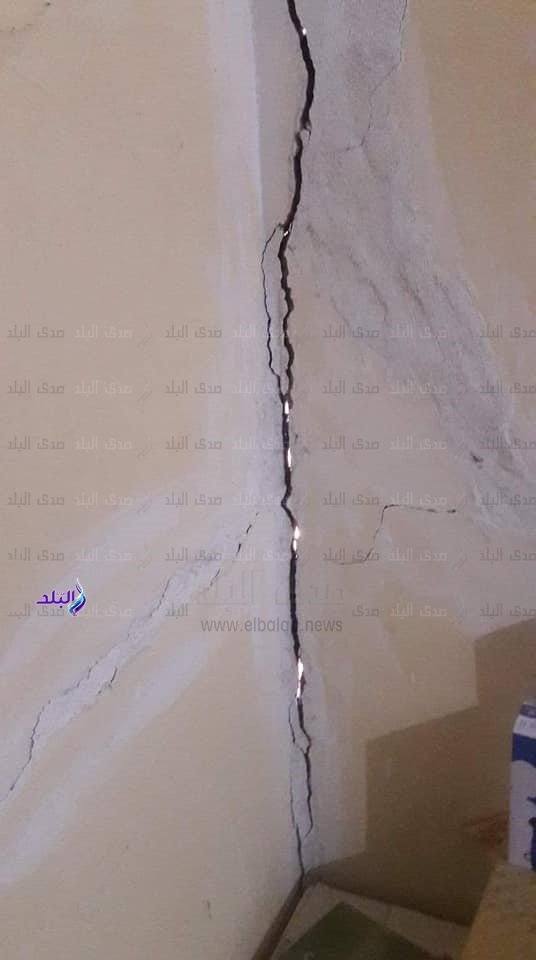 شروخ بالحائط شروخ بالحائط