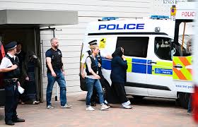 القبض على امرأة بقطاع الصحة بريطانيا للاشتباه في قتلها 8