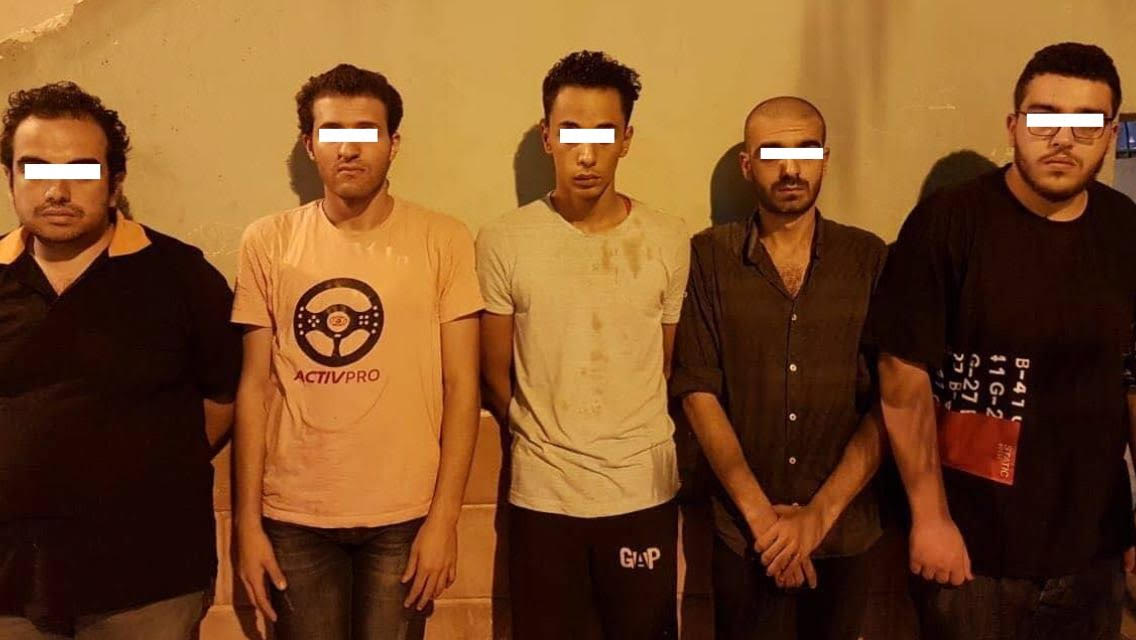 المتهمون بعد القبض عليهم المتهمون بعد القبض عليهم