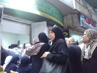 كبار السن والسيدات يتحدون حرارة الجو امام مكاتب البريد كبار السن والسيدات يتحدون حرارة الجو امام مكاتب البريد
