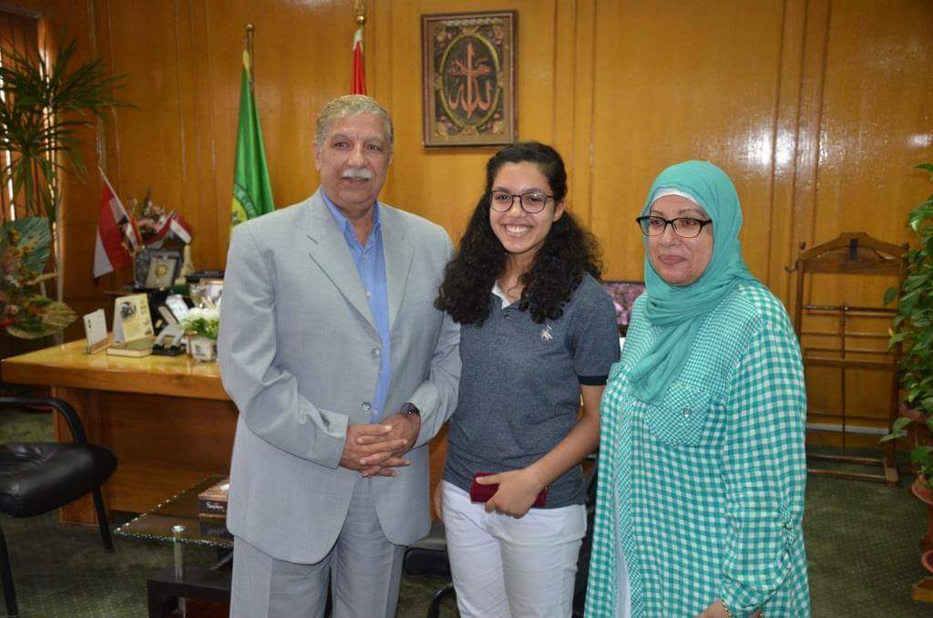 محافظ الإسماعيلية يكرم الطالبة الفائزة بمنحة تدريب فى امريكا محافظ الإسماعيلية يكرم الطالبة الفائزة بمنحة تدريب فى امريكا
