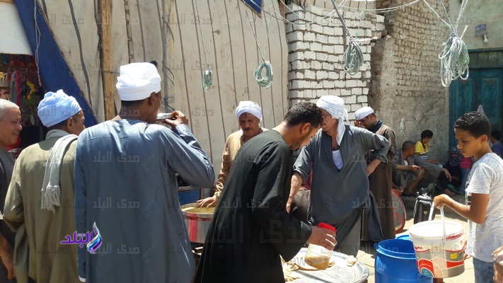 توزيع النابت على رواد مولد السلطان الفرغل بأسيوط
