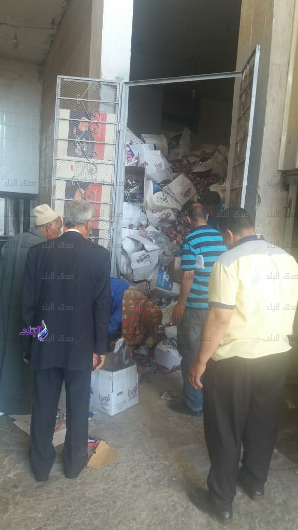 ضبط أكثر من 10 طن أغذية فاسدة وغلق 6 منشأت غذائية بالشرقية ضبط أكثر من 10 طن أغذية فاسدة وغلق 6 منشأت غذائية بالشرقية