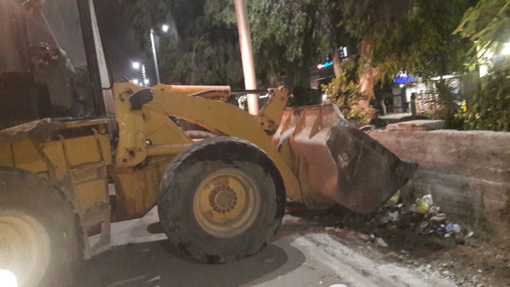 رفع 70 طن قمامه ومخلفات هدم وبناء بنطاق حي شرق رفع 70 طن قمامه ومخلفات هدم وبناء بنطاق حي شرق