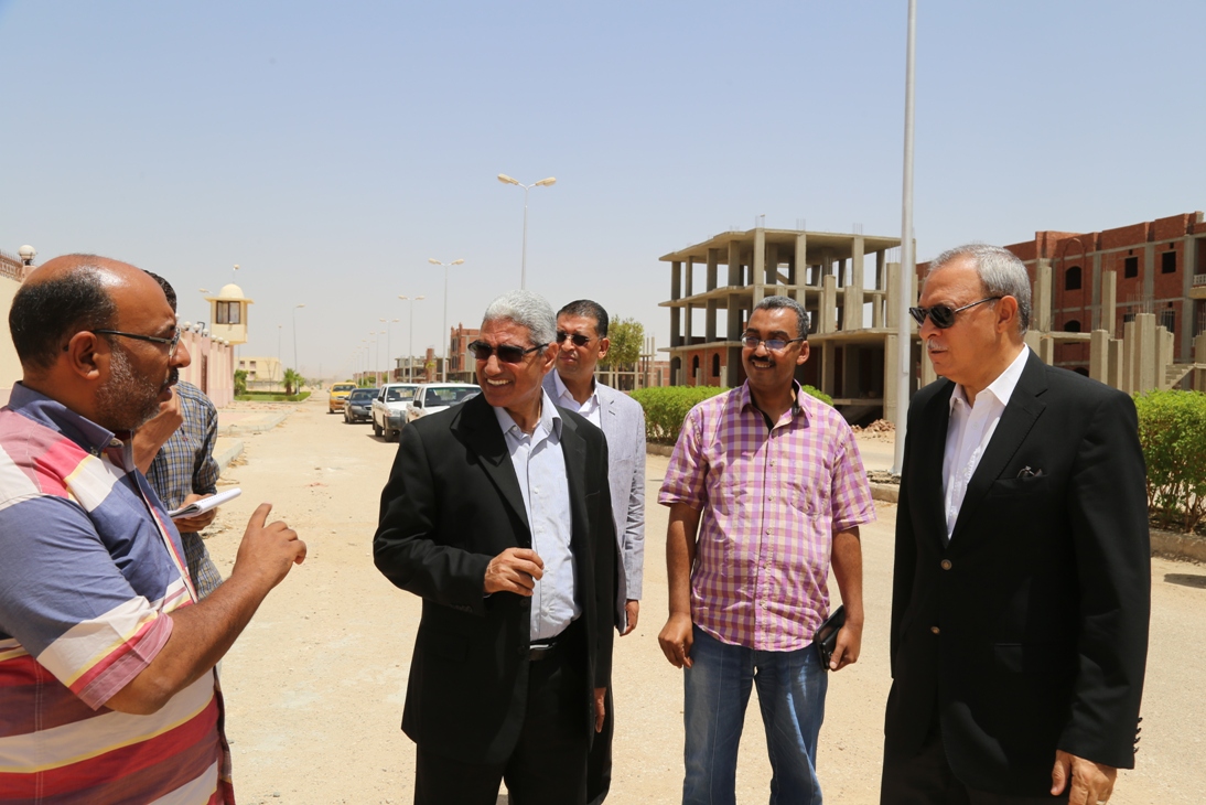 محافظ قنا خلال جولة 