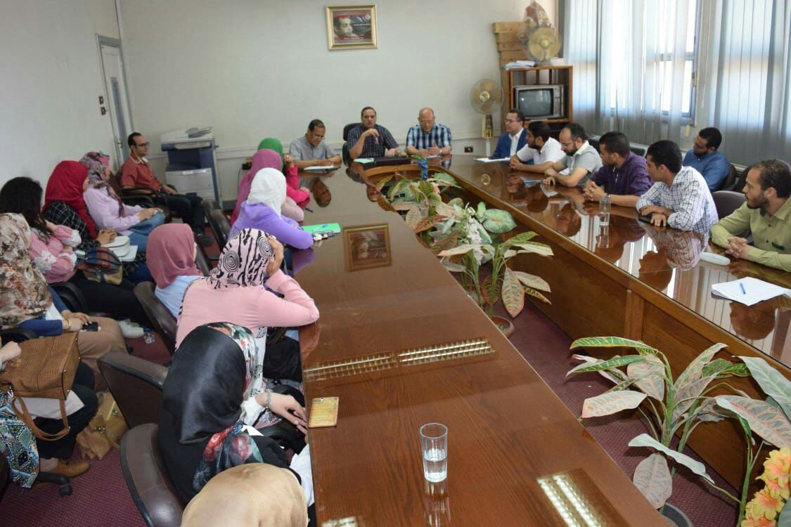 رئيس جامعة سوهاج يلتقي بمعاوني الهيئة التدريسية بكلية الطب