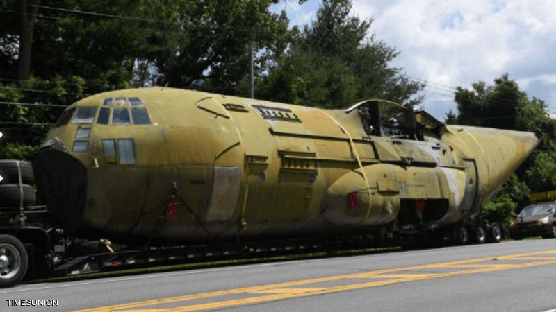 الطائرة يتم نقلها 