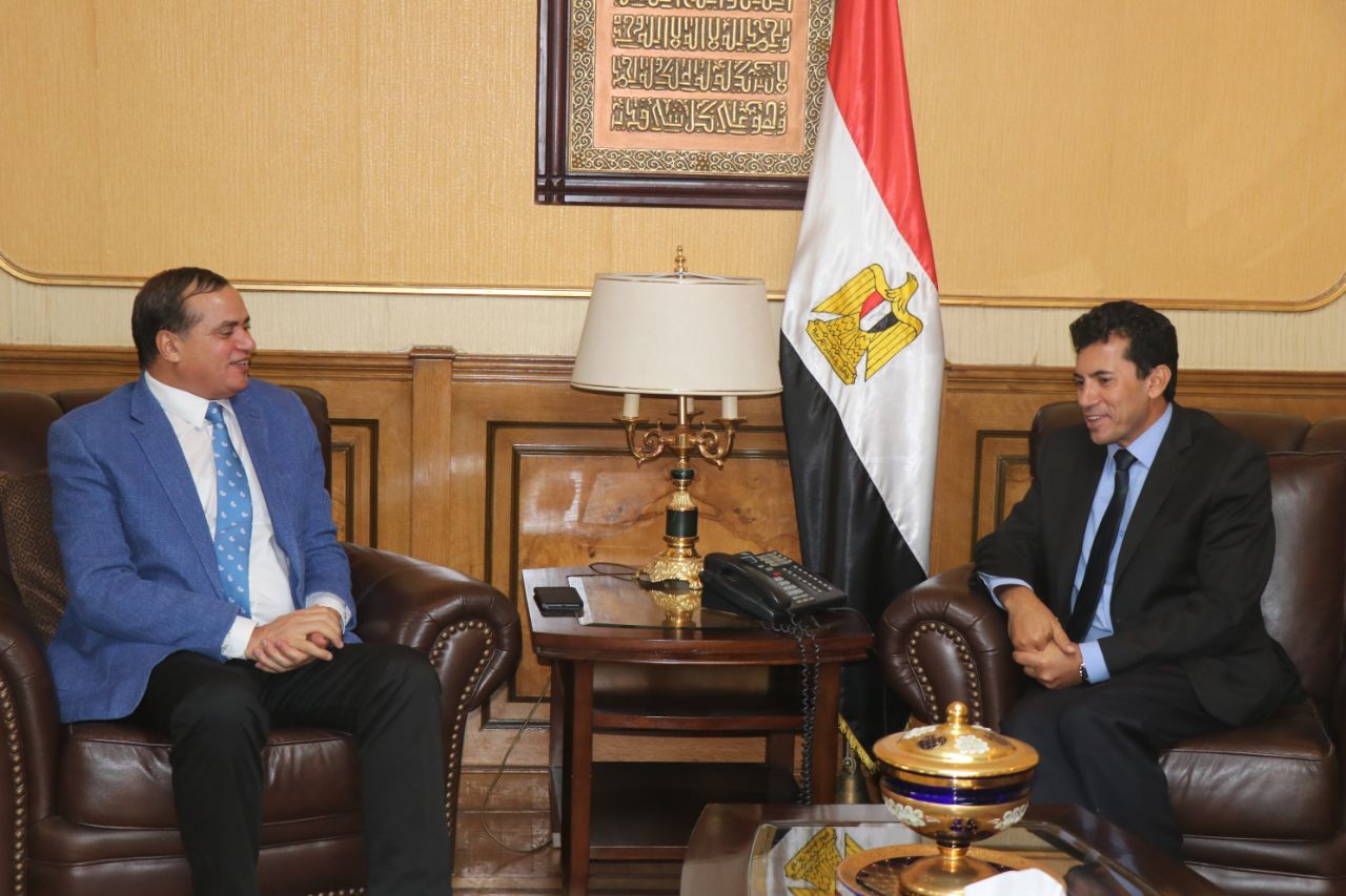 وزير الشباب والرياضة يلتقي رئيس جامعة سوهاج