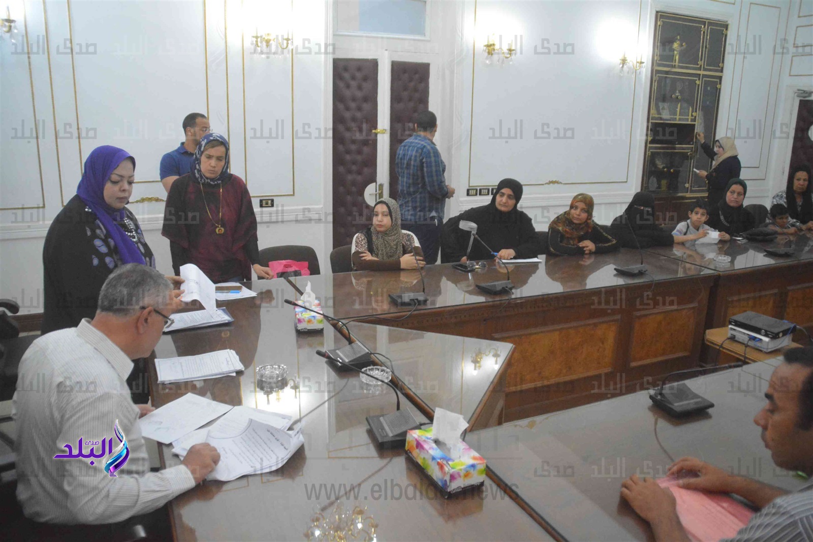 محافظ المنيا يبحث عدد من الشكاوى