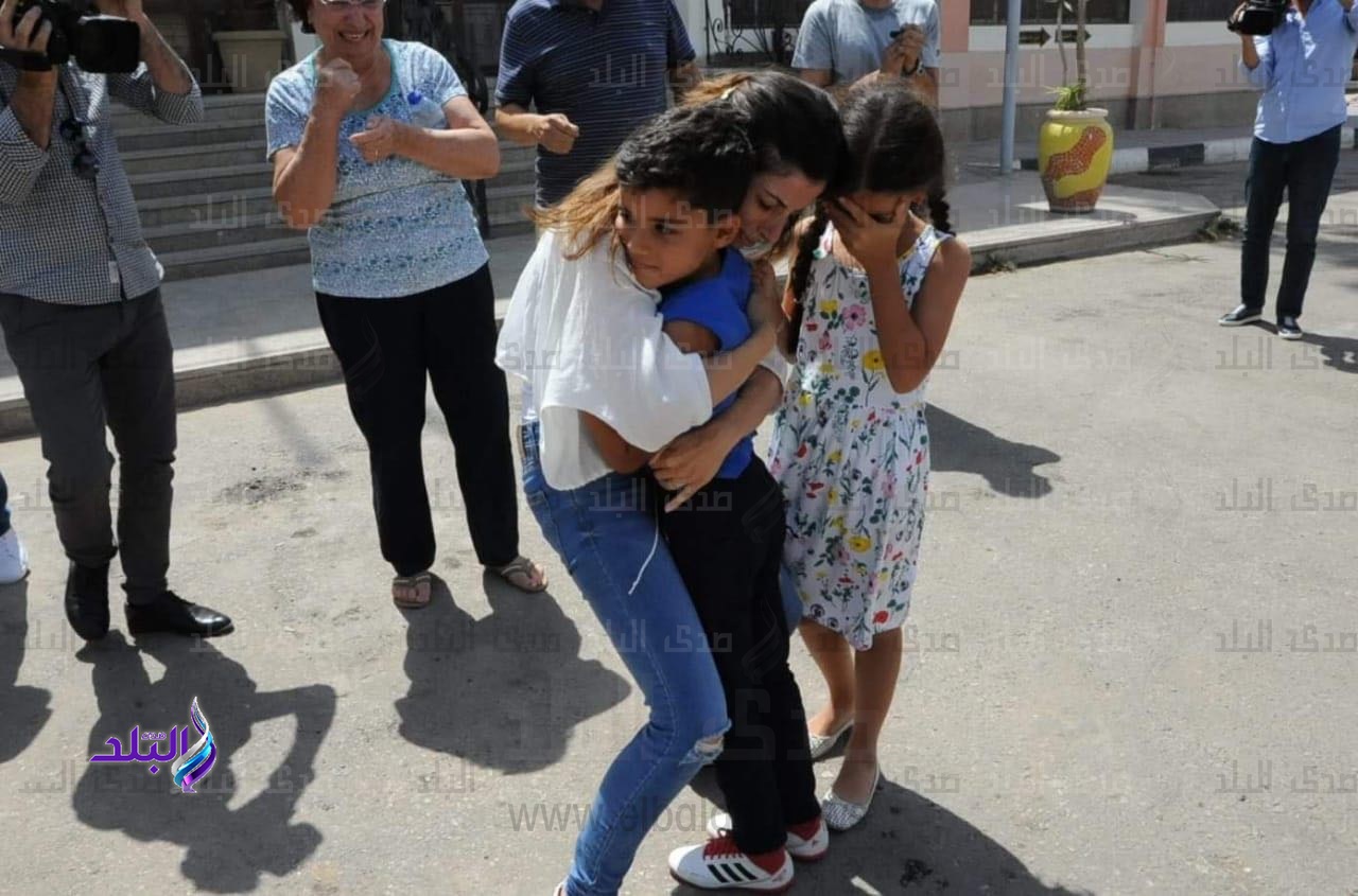 طفل الشروق المختطف لحظة عودته الي والدته طفل الشروق المختطف لحظة عودته الي والدته