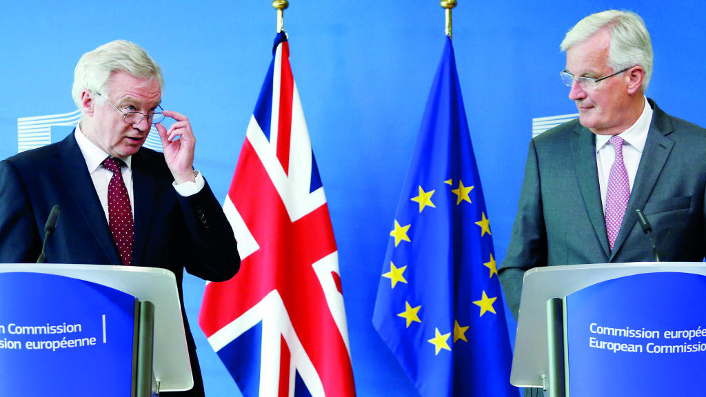 وزير شئون الخروج من الاتحاد الأوروبي البريطاني السير كير ستا وزير شئون الخروج من الاتحاد الأوروبي البريطاني السير كير ستا