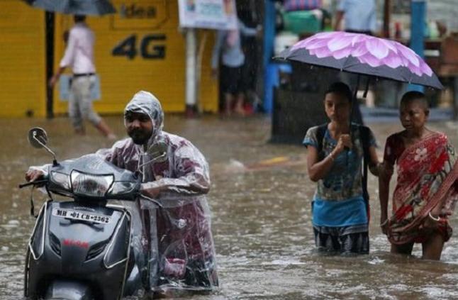 أمطار غزيرة تضرب مومباي الهندية