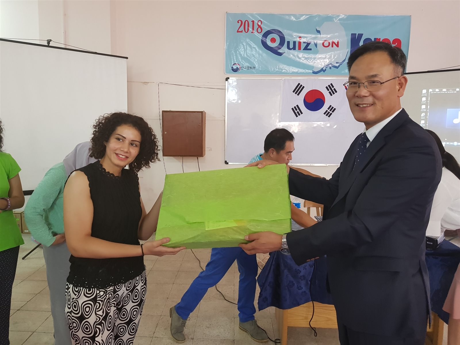 سارة العقيلي تتسلم الجائزة الأولى من مدير المركز الكوري