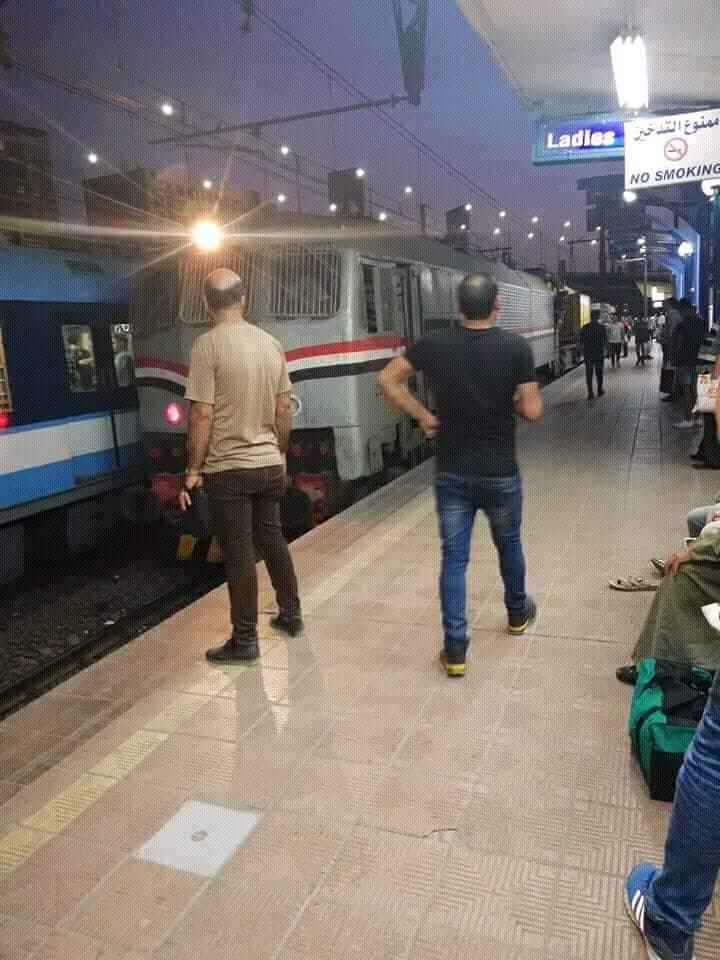 جرار قطار على قبضان مترو الانفاق 