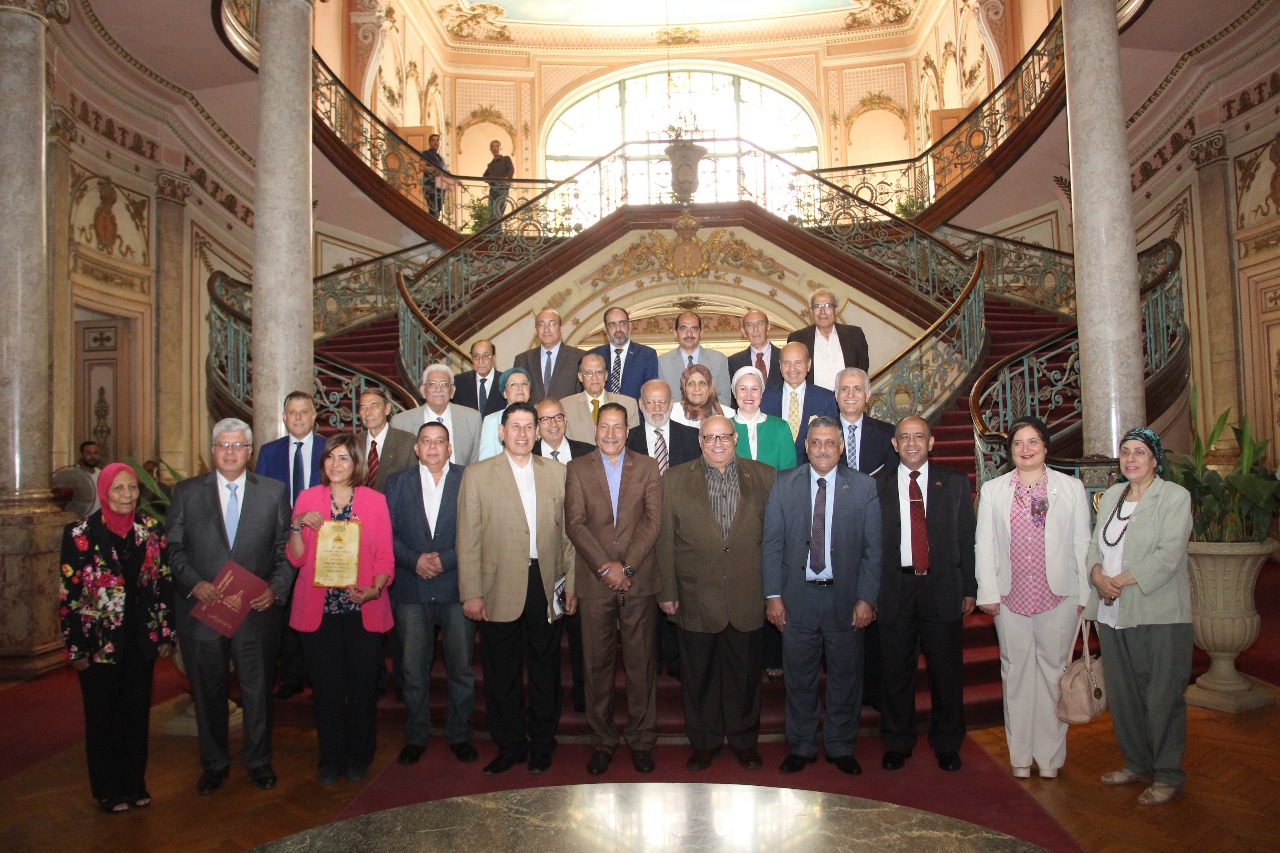 تكريم هيئة التدريب بعين شمس