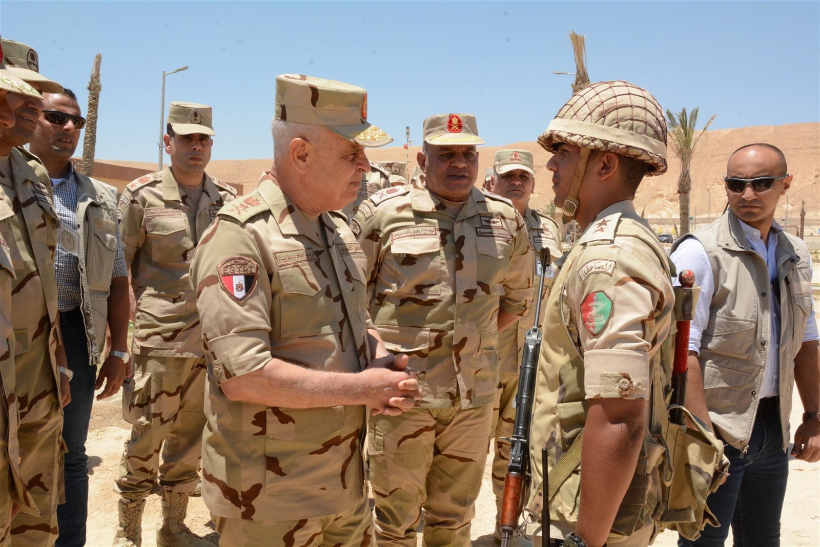 رئيس الأركان يتفقد عناصر التأمين في سيناء رئيس الأركان يتفقد عناصر التأمين في سيناء