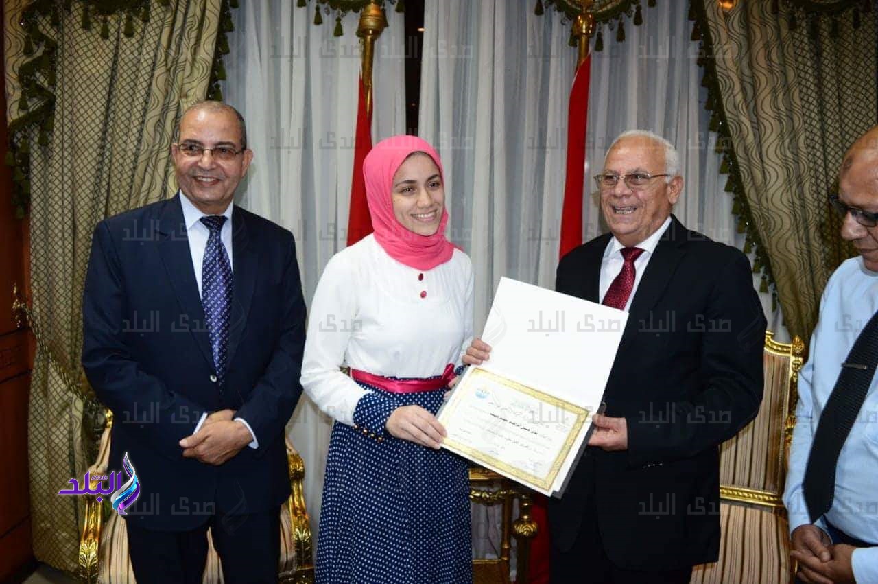 شاهد محافظ بورسعيد يُكرم ندى حبيب الاولى بالثانوية العامة