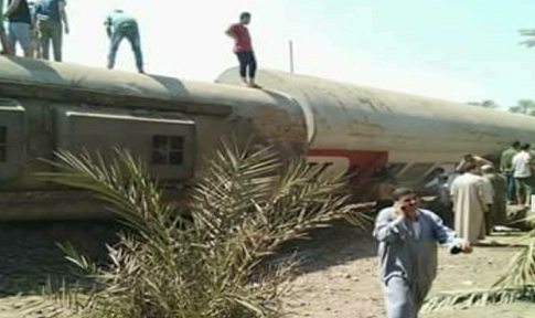 اللحظات الأولى لحادث انقلاب عربات قطار البدرشين اللحظات الأولى لحادث انقلاب عربات قطار البدرشين