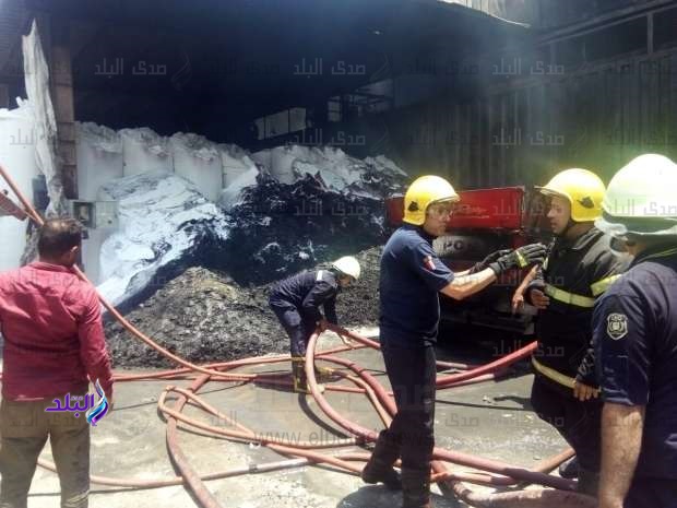 السيطرة على حريق شب فى مصنع للبلاستيك بالقناطر الخيرية.. صور