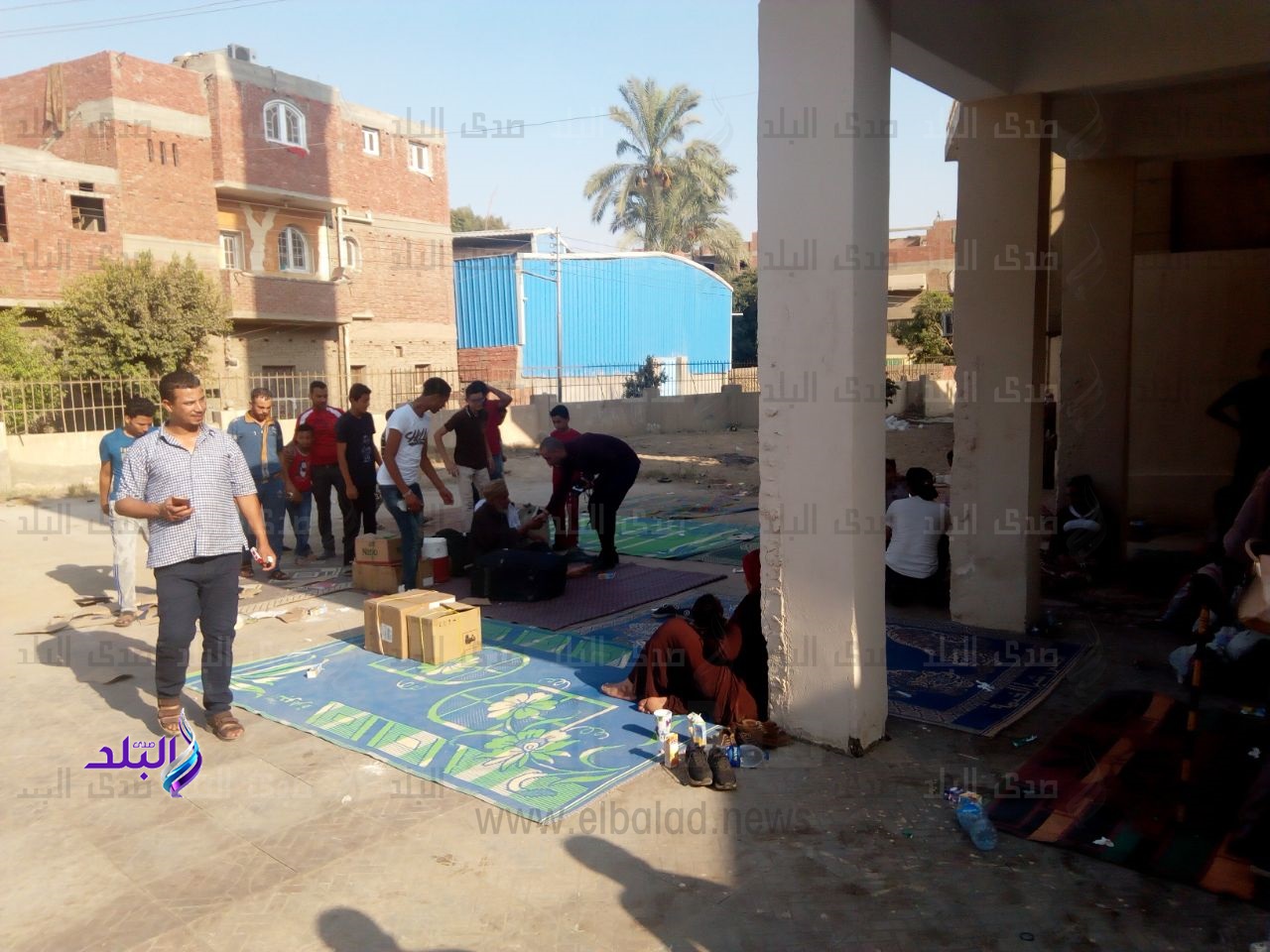 الركاب افترشوا المسجد المحاور للمحطة الركاب افترشوا المسجد المحاور للمحطة