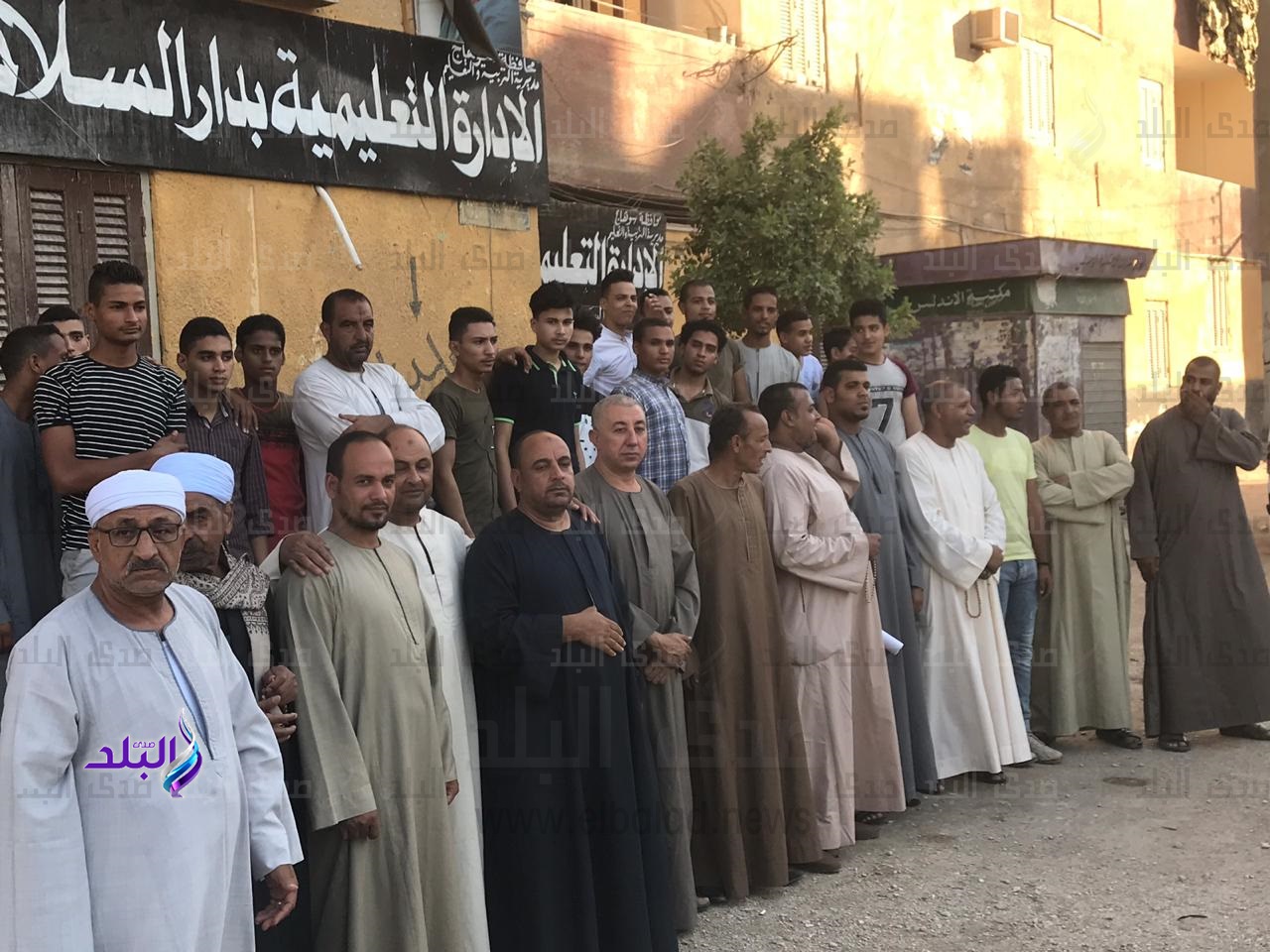 تجمهر العشرات من اولياء الطلاب المحجوبة نتائجهم في الثانوية تجمهر العشرات من اولياء الطلاب المحجوبة نتائجهم في الثانوية