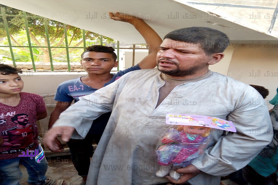 محمد حمدي احتضن لعبه أبنته ورفض تركها داخل قطار البدرشين