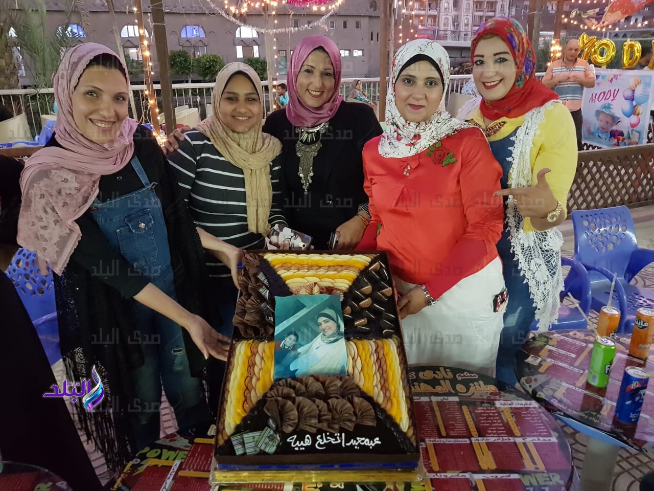 زوجة  تحتفل بخلع زوجها بالبحيرة ..صور
