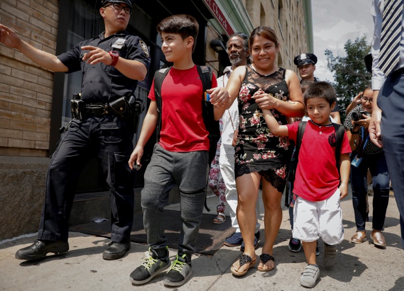 قاض أمريكي الحكومة يوم الجمعة بتمويل تكاليف لم شمل المهاجرين قاض أمريكي الحكومة يوم الجمعة بتمويل تكاليف لم شمل المهاجرين