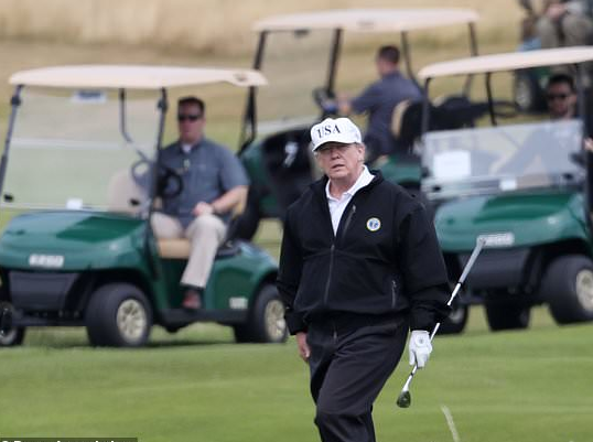 ترامب يلعب الجولف في اسكتلندا 