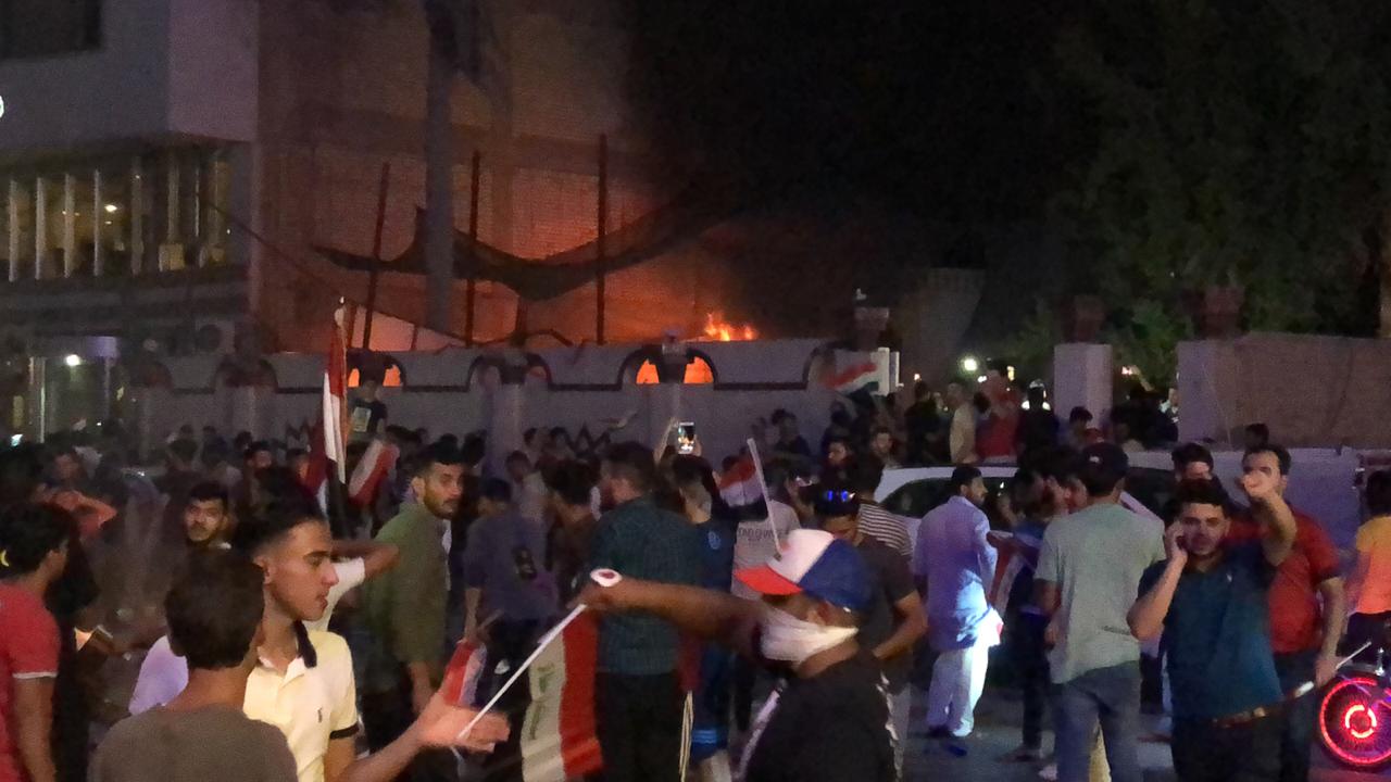 اقتحام متظاهرين لمقر تيار الحكمة فى العراق اقتحام متظاهرين لمقر تيار الحكمة فى العراق