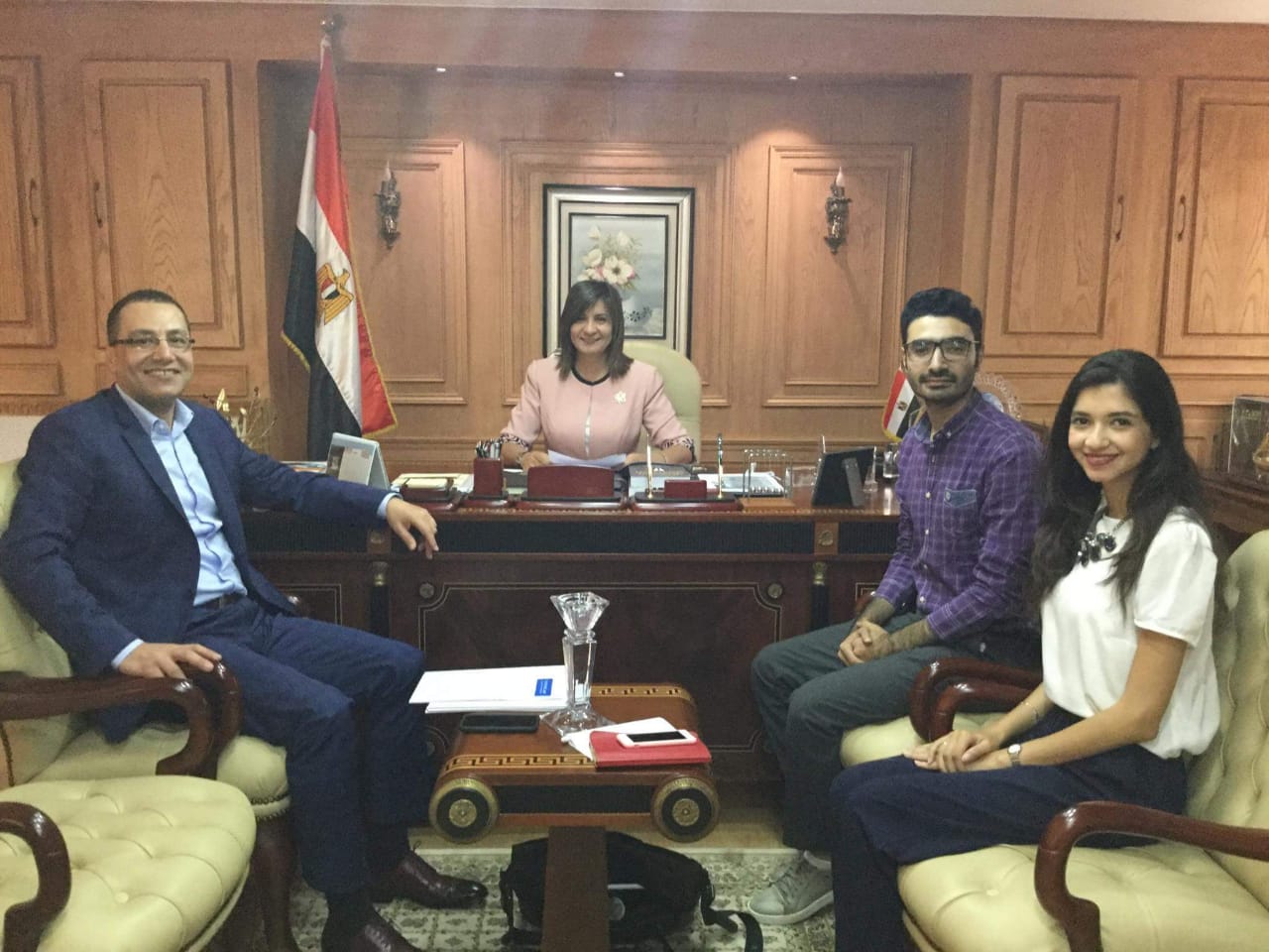 وزيرة الهجرة تلتقي جراحا مصريا لبحث مقترح إنشاء صرح طبي عالم وزيرة الهجرة تلتقي جراحا مصريا لبحث مقترح إنشاء صرح طبي عالم