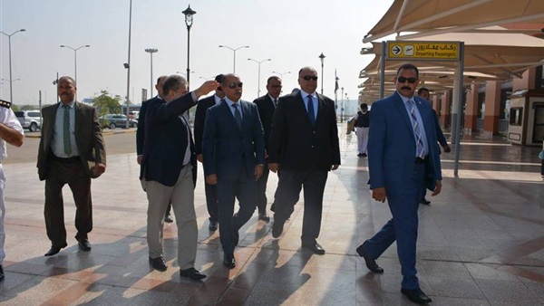 وزير الطيران من أحد الجولات بمطار القاهرة وزير الطيران من أحد الجولات بمطار القاهرة