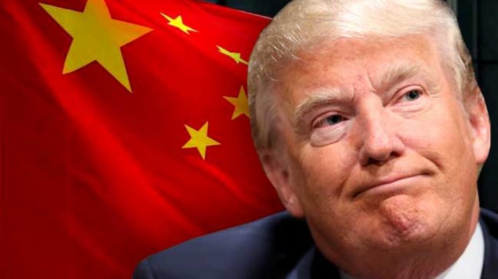 الرئيس الأمريكي دونالد ترامب وعلم الصين بالخلفية