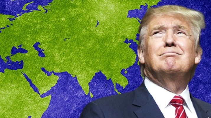 الرئيس الأمريكي دونالد ترامب وبالخلفية خريطة قارة آسيا