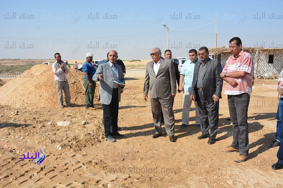 محافظ الوادي يتفقد موقف سيارات الأجرة الجاري انشاءه محافظ الوادي يتفقد موقف سيارات الأجرة الجاري انشاءه
