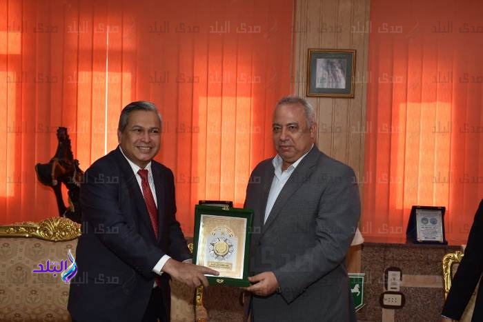 محافظ الشرقية يُكرم السفير الأندونيسي بمنحة درع التميز