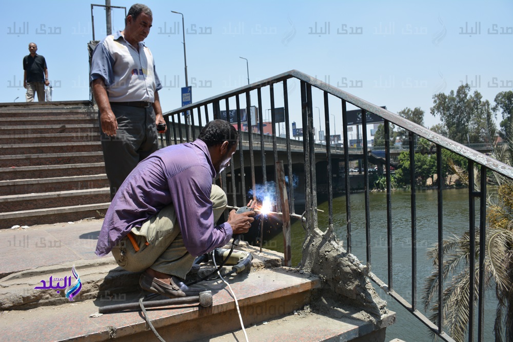 الجيزة تستجيب للمواطنين بإصلاح كسر بسور كوبري المشاع